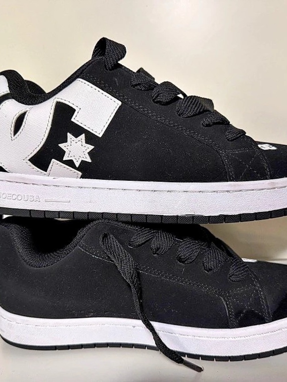 DC Shoes Men's Black & White Sneakers US 9 like new